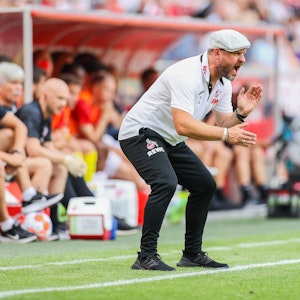 Trainer Steffen Baumgart vom 1. FC Köln gibt seiner Mannschaft vom Spielfeldrand des Rhein-Energie-Stadions gegen Hertha BSC Anweisungen.