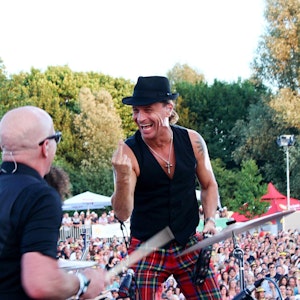 Kölschrocker Peter Brings (r.) zeigt Schlagzeuger Christian Blüm bei einem Konzert den Mittelfinger.