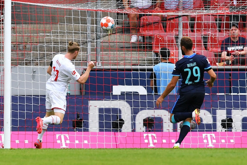 Florian Kainz trifft für den 1. FC Köln gegen Hertha BSC.