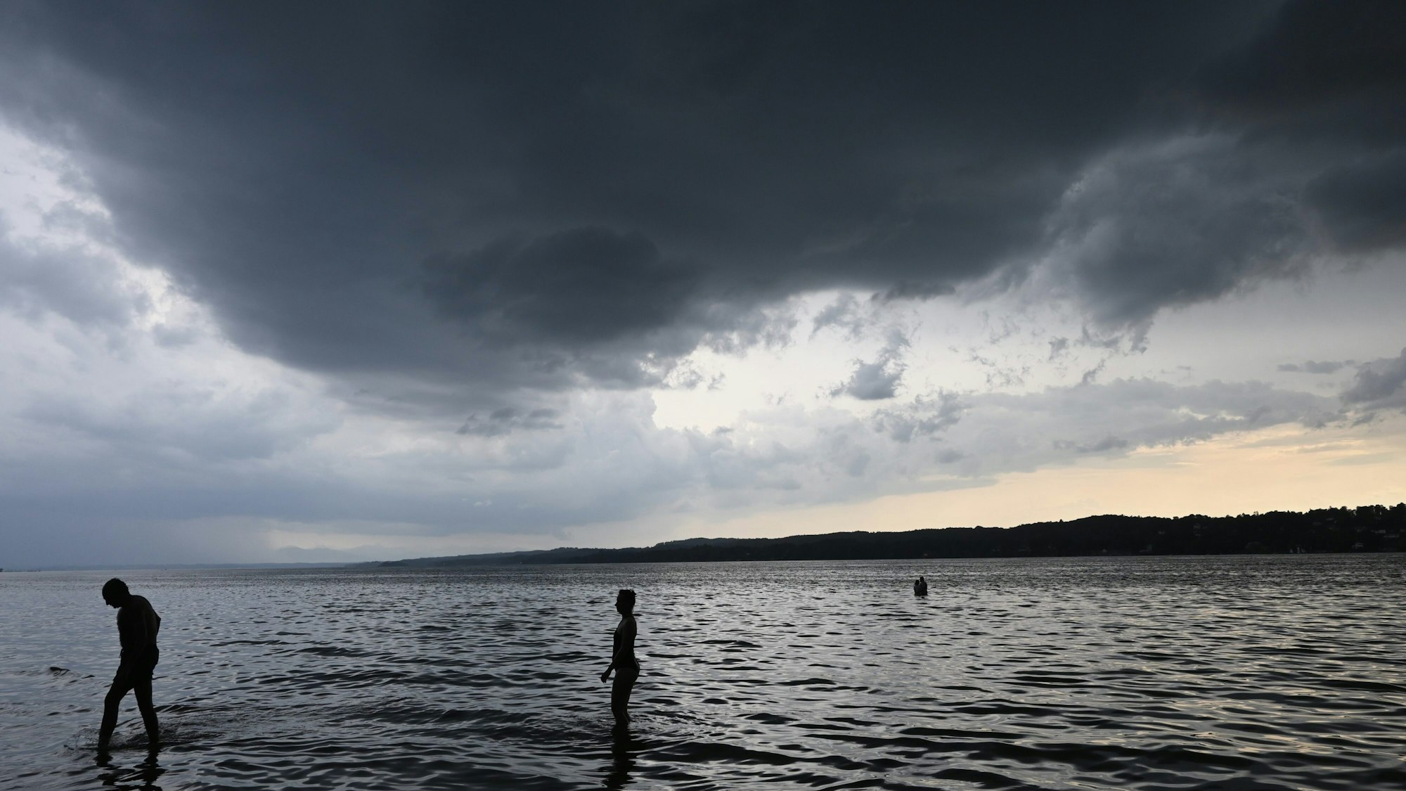 Dunkle Wolken hängen am Sonntag (15. August) über dem Starnberger See. In Teilen Bayerns gab es am Sonntag (15. August) erneut heftige Schauer und Gewitter.