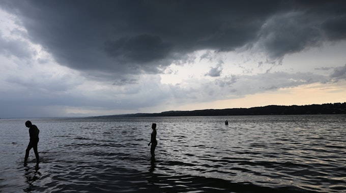 Dunkle Wolken hängen am Sonntag (15. August) über dem Starnberger See. In Teilen Bayerns gab es am Sonntag (15. August) erneut heftige Schauer und Gewitter.