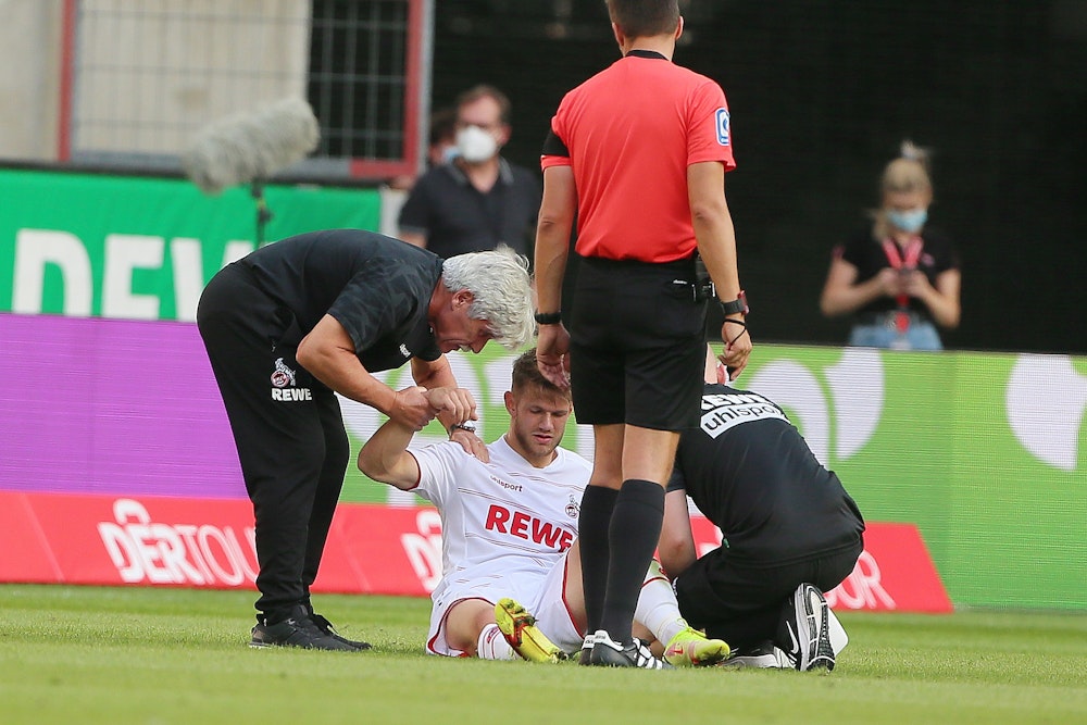 Jan Thielmann (1. FC Köln) wird von den Ärzten behandelt.