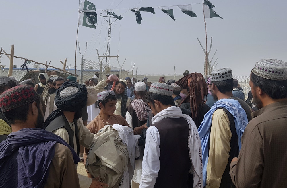 Gestrandete Menschen kommen zu einem Grenzübergang an der Landesgrenze zu Afghanistan. Normalerweise überqueren täglich tausende von Afghanen und Pakistanern sowie Lkws mit Waren die Grenze nach Afghanistan. +++ dpa-Bildfunk +++
