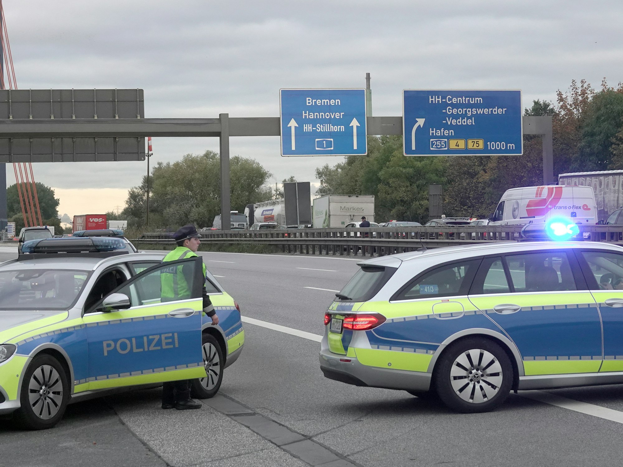 Einsatzfahrzeuge der Polizei stehen auf der gesperrten Autobahn 1 (A1). Das Foto dient als Symbolbild und wurde 2021 aufgenommen.