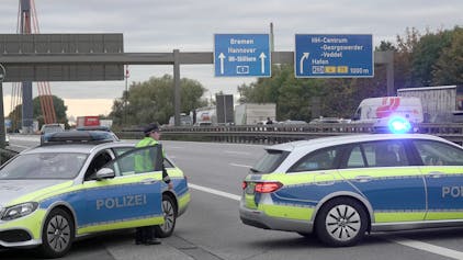Einsatzfahrzeuge der Polizei stehen auf der gesperrten Autobahn 1 (A1). Das Foto dient als Symbolbild und wurde 2021 aufgenommen.&nbsp;