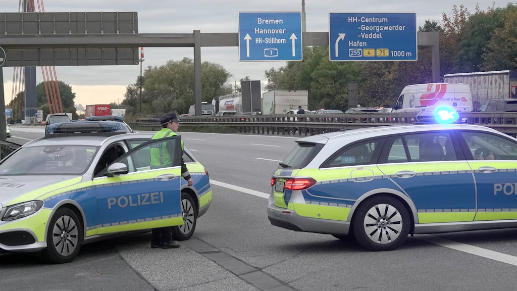 Einsatzfahrzeuge der Polizei stehen auf der gesperrten Autobahn 1 (A1). Das Foto dient als Symbolbild und wurde 2021 aufgenommen.&nbsp;