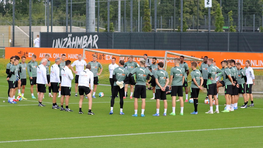Die Gladbacher stehen bei einer Trainingseinheit am 11. August 2021 im Borussia-Park im Kreis und hören der Ansprache von Trainer Adi Hütter zu.