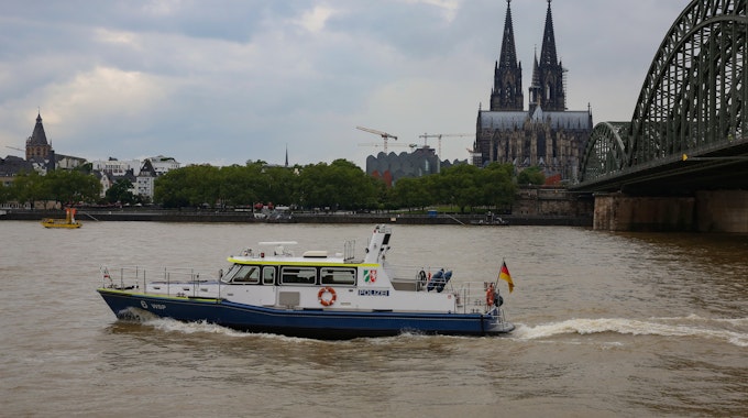 Polizeitboot auf dem Rhein in Höhe des Kölner Doms