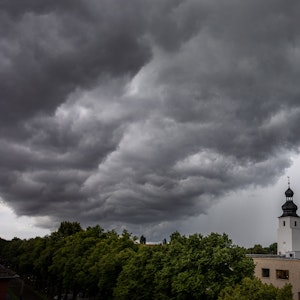 Dunkle Wolken ziehen kurz vor einem Gewitter mit Starkregen über den Ortsteil Sülz.