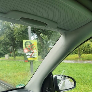 Mit Hakenkreuz beschmiertes Plakat in Köln-Ossendorf