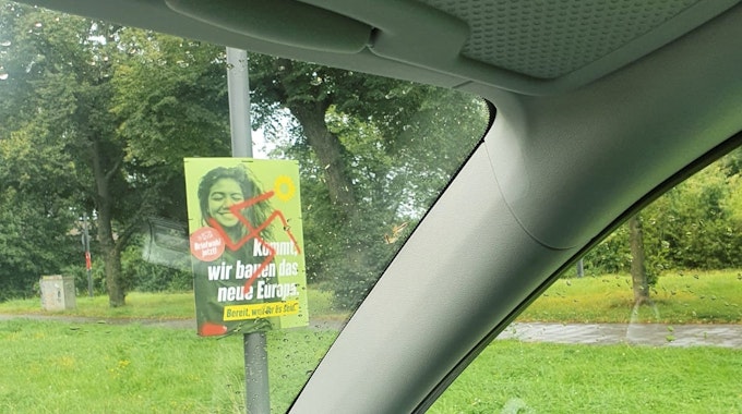 Mit Hakenkreuz beschmiertes Plakat in Köln-Ossendorf