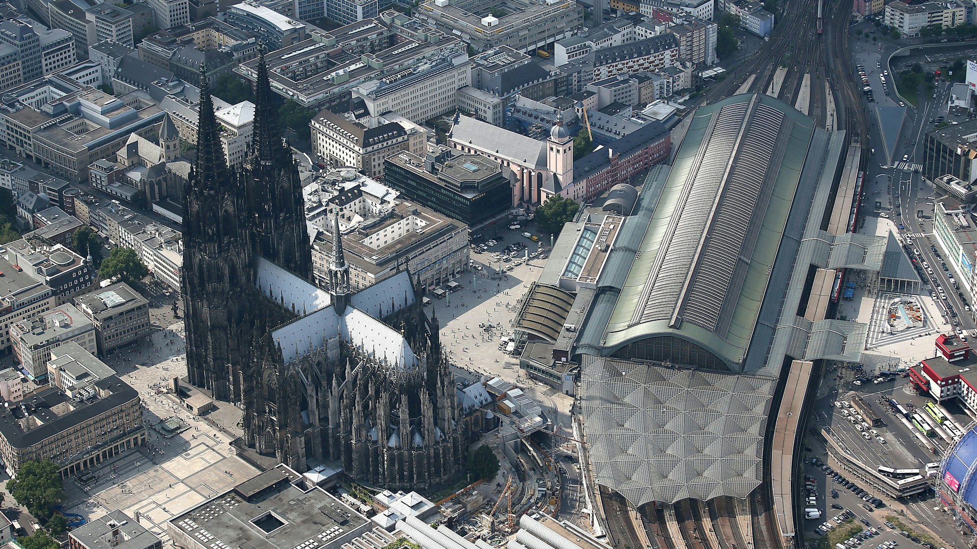 Der Kölner Dom und der Hauptbahnhof aus der Luft.