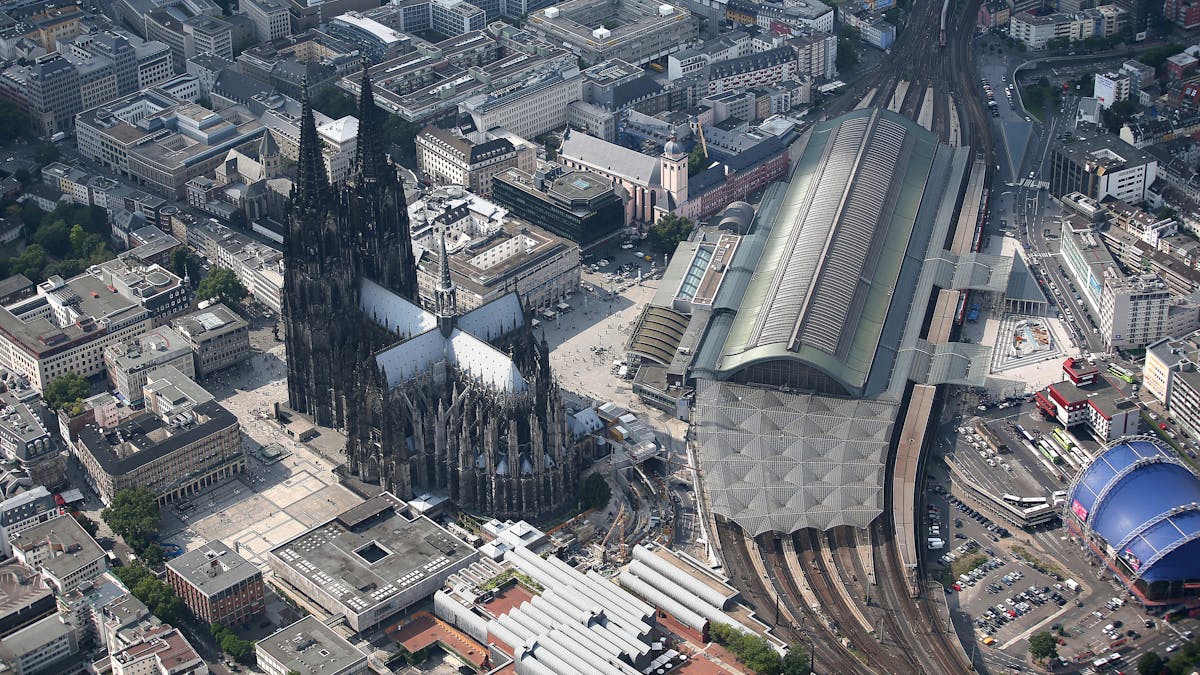 Der Kölner Dom und der Hauptbahnhof aus der Luft.&nbsp;