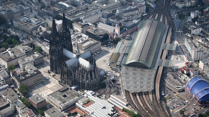 Der Kölner Dom und der Hauptbahnhof aus der Luft.