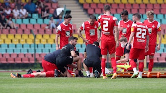 Felix Götze wird nach seiner schweren Verletzung auf dem Platz behandelt.