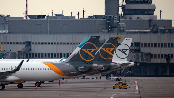 Flugzeuge stehen auf dem Vorfeld des Düsseldorfer Flughafens. Aufgrund der Coronavirus-Pandemie ist der Flugverkehr zurückgegangen. +++ dpa-Bildfunk +++