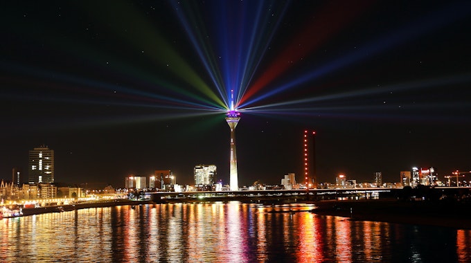 Vom Rheinturm in Düsseldorf (Nordrhein-Westfalen) strahlt in der Nacht des 24.08.2016 eine Lichtinstallation zum 70. NRW Geburtstag.