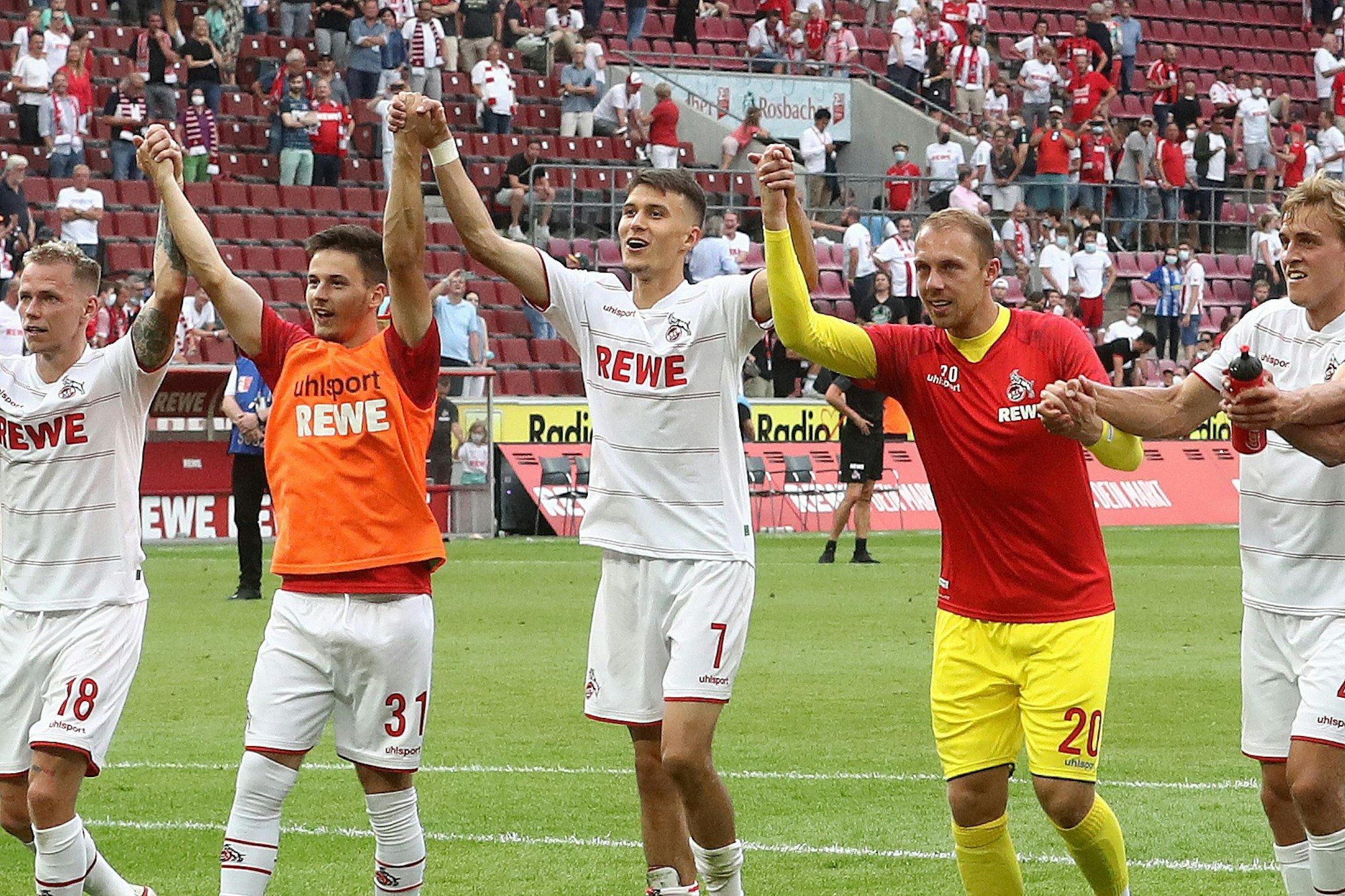 Dejan Ljubicic feiert mit den Mitspielern seinen ersten Bundesliga-Sieg.