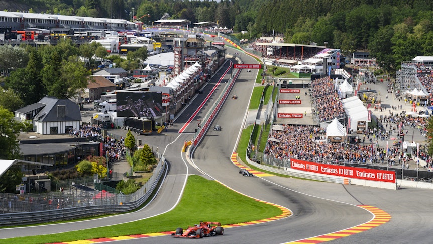 Sebastian Vettel fährt im Ferrari auf der Formel-1-Strecke in Spa.