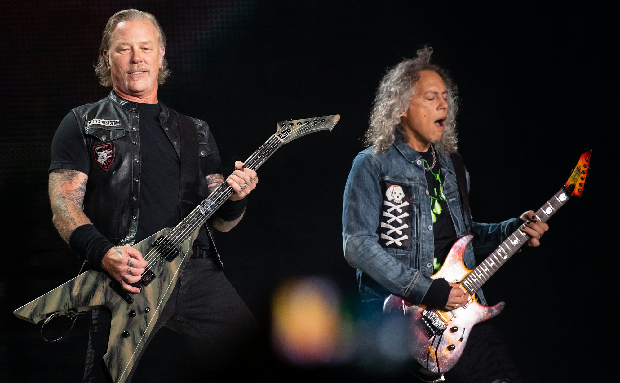 James Hetfield (l), Frontsänger der US-Metal-Band Metallica, und Kirk Hammett, Gitarrist, stehen am 23. August 2019 im Olympiastadion auf der Bühne.