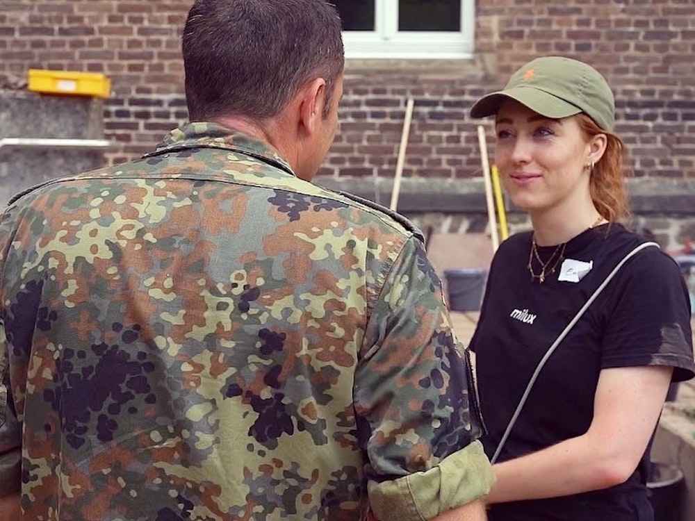 Die Kölnerin Emily mit einem Major der Bundeswehr in Bad Münstereifel.
