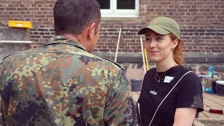 Die Kölnerin Emily mit einem Major der Bundeswehr in Bad Münstereifel.