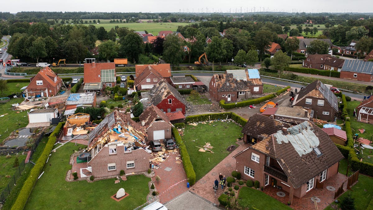 Häuser in Berumerfehn in der Gemeinde Großheide wurden in der Nacht von einem Tornado zerstört (Aufnahme mit einer Drohne). Ein Tornado mit geschätzten Windgeschwindigkeiten von 180 bis 250 Stundenkilometern hat in einer Gemeinde in Ostfriesland große Schäden angerichtet. +++ dpa-Bildfunk +++