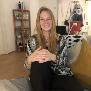 Alexandra Schmidt sitzt auf dem Sofa in ihrer Wohnung in Köln-Deutz.