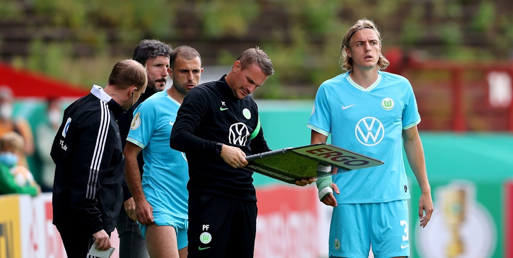 Die Wolfsburger Sebastiaan Bornauw und Admir Mehmedi machen sich im DFB-Pokal bereit für ihre Einwechslung.