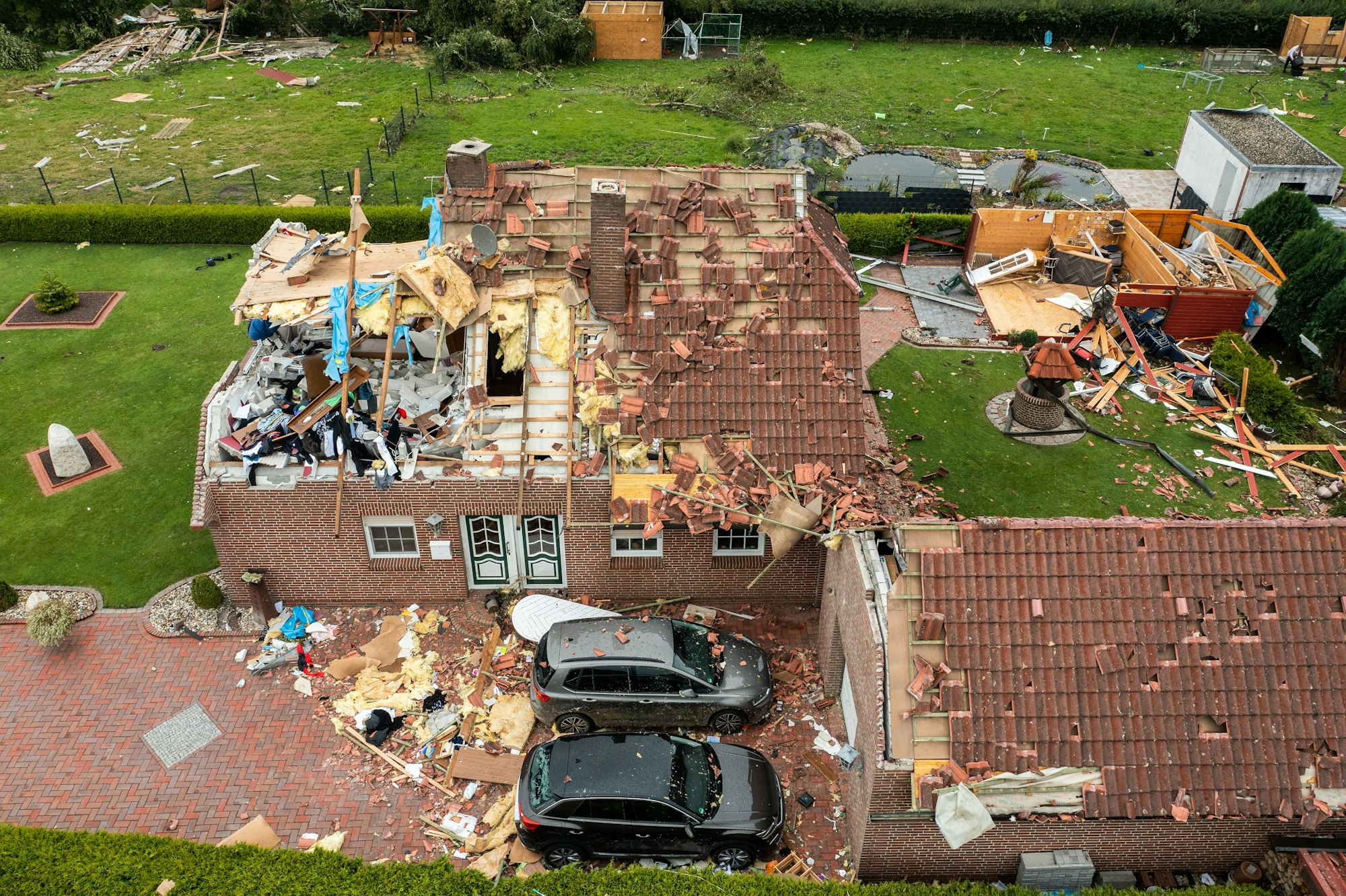 Ein Haus wurde in der Nacht von einem Tornado zerstört (Aufnahme mit einer Drohne). Ein Tornado mit geschätzten Windgeschwindigkeiten von 180 bis 250 Stundenkilometern hat in einer Gemeinde inOstfriesland große Schäden angerichtet.