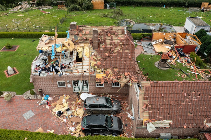 Ein Haus wurde in der Nacht von einem Tornado zerstört (Aufnahme mit einer Drohne). Ein Tornado mit geschätzten Windgeschwindigkeiten von 180 bis 250 Stundenkilometern hat in einer Gemeinde in Ostfriesland große Schäden angerichtet.