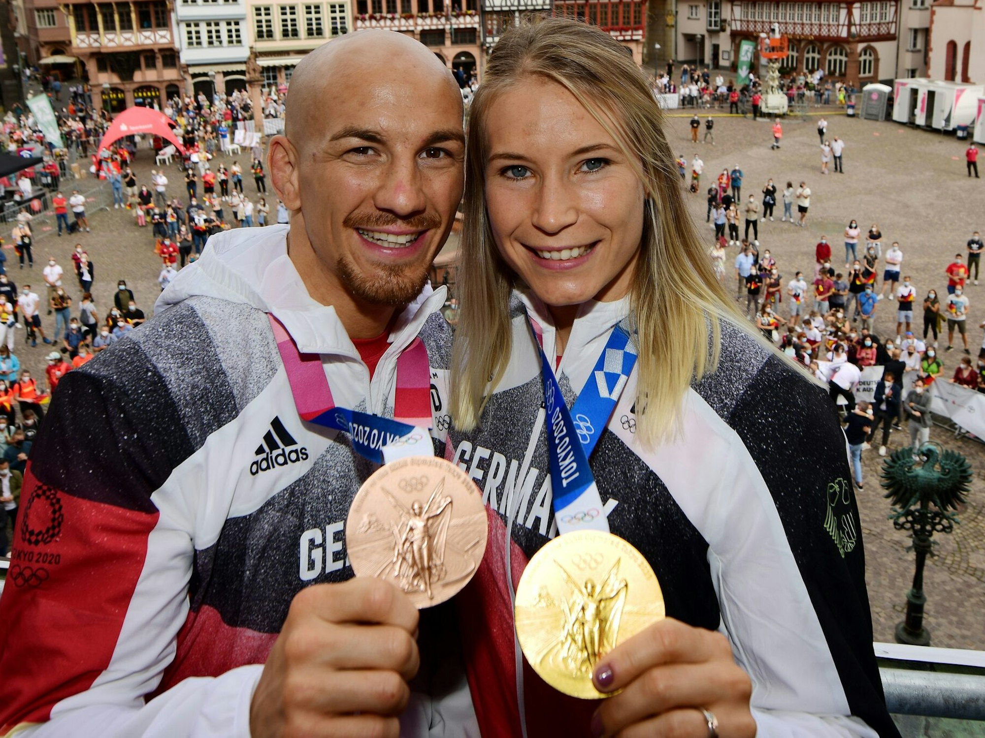 Aline Rotter-Focken, Olympiasiegerin im Ringen, und Frank Stäbler, Bronzemedaillengewinner im Ringen, stehen bei der Willkommensfeier für das Team Deutschland auf dem Balkon des Römers.