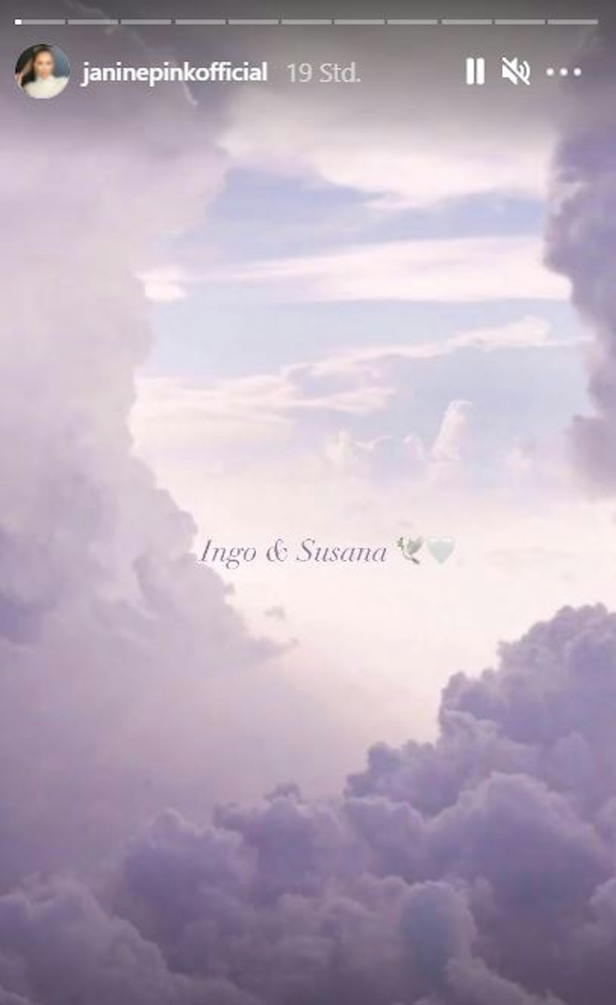 Auf einen Bild von Wolken stehen die Namen Ingo & Suzana. JaninePink postete das Bild in ihrer Insta-Story vom 16. August 2021 im Gedenken an Ingo und Suzana Kantorek.