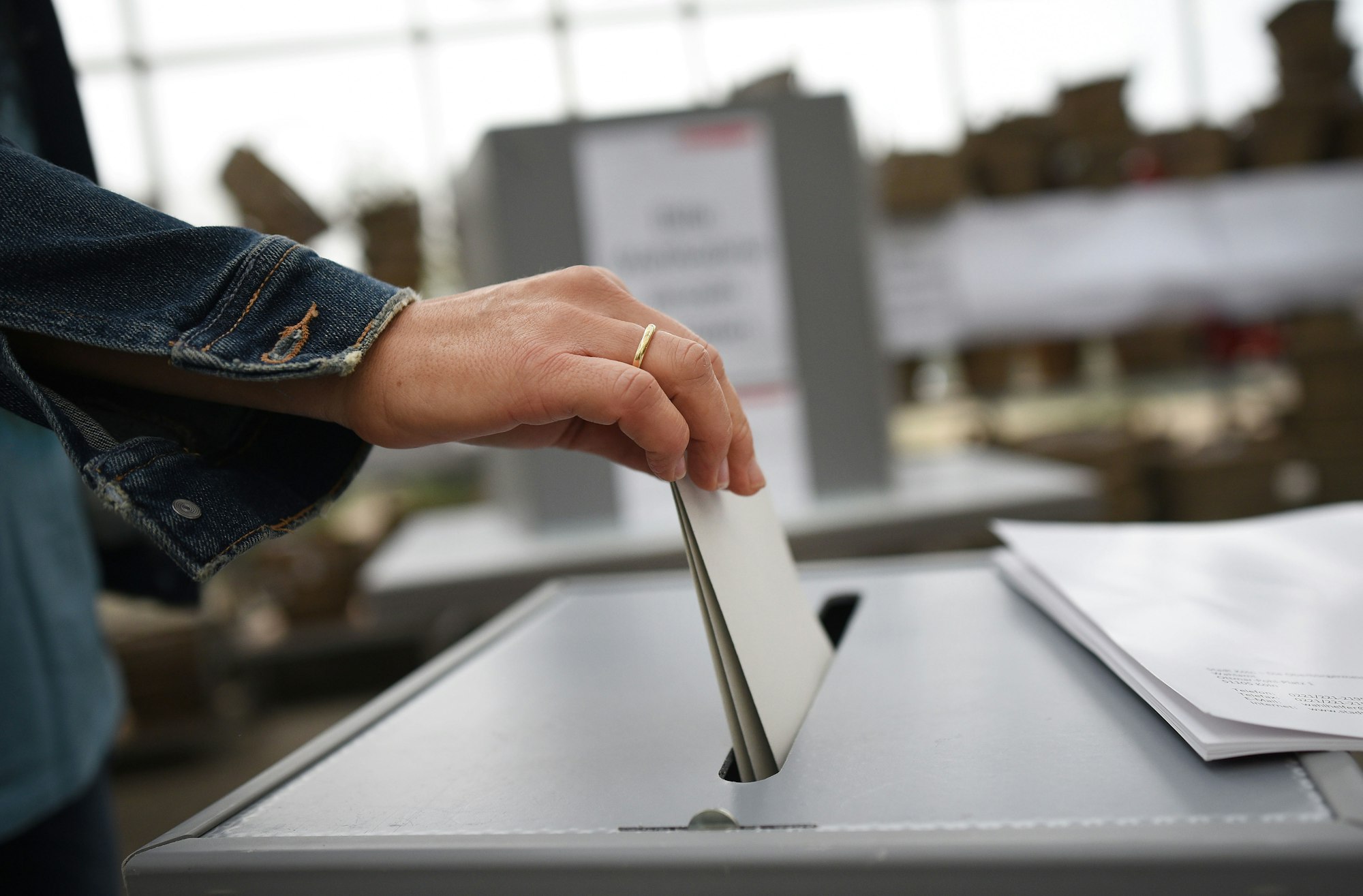 Die diesjährige Bundestagswahl soll in den Flutgebieten in Zelten, Bussen oder Containern stattfinden können. Eine Frau wirft ihren Wahlzettel in eine Urne, die sich im Gewächshaus einer Gärtnerei befindet.