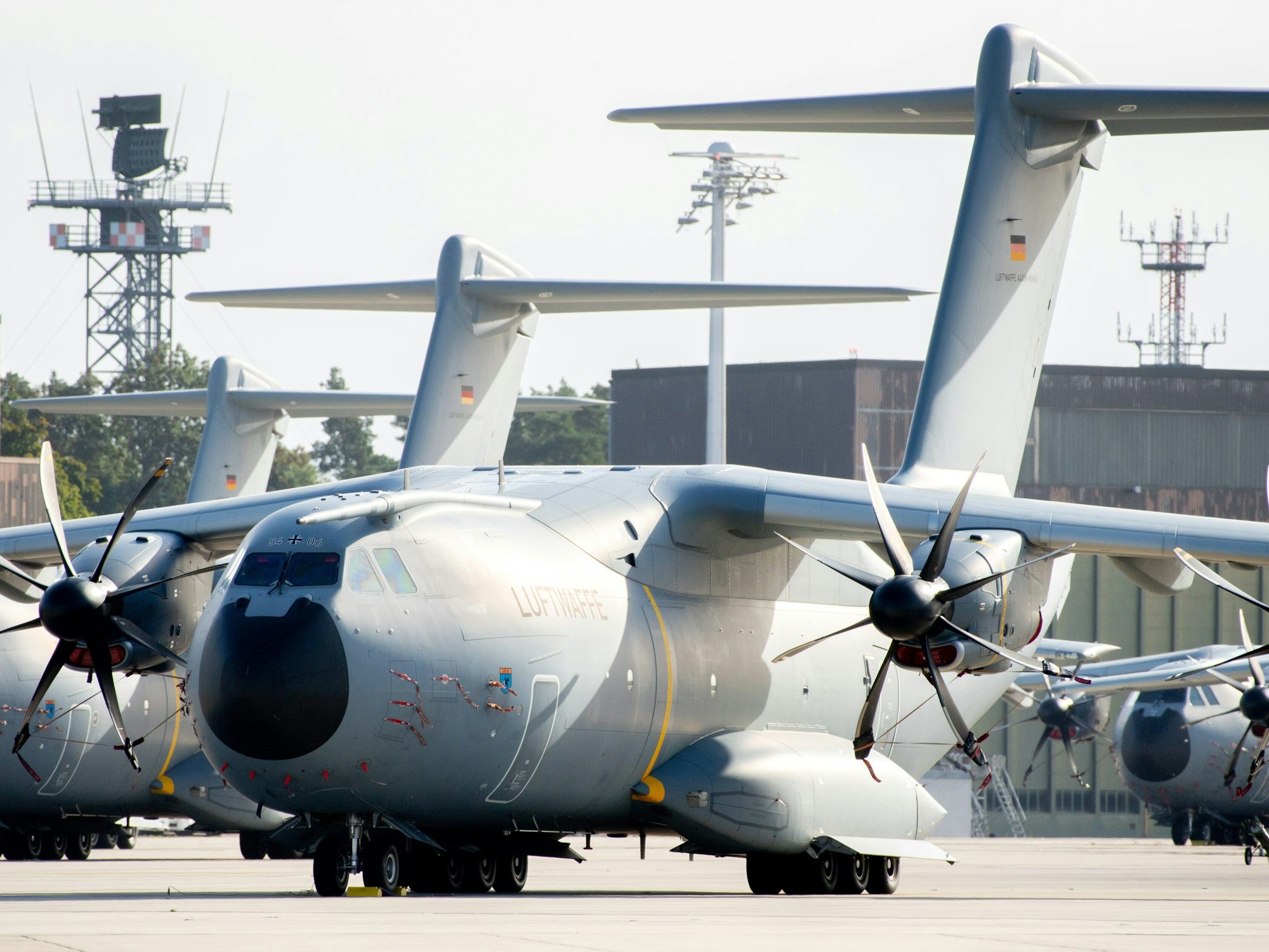 Konflikt in Afghanistan: Deutschland hat mit einer zweiten Maschine der Luftwaffe mehr als 120 Personen gerettet. Das Bild zeigt Transportflugzeuge vom Typ Airbus A400M am 17. August 2021 in Niedersachsen.