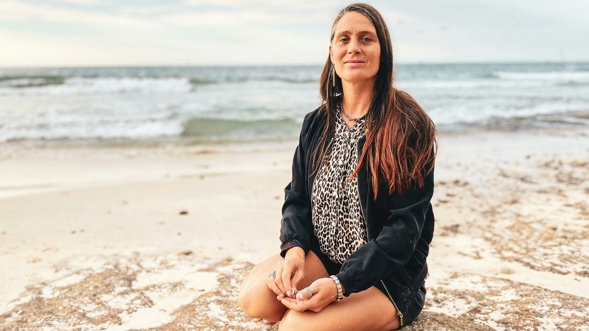 „Bauer sucht Frau International“-Kandidatin Calina aus Mexiko sitzt 2021 am Strand.