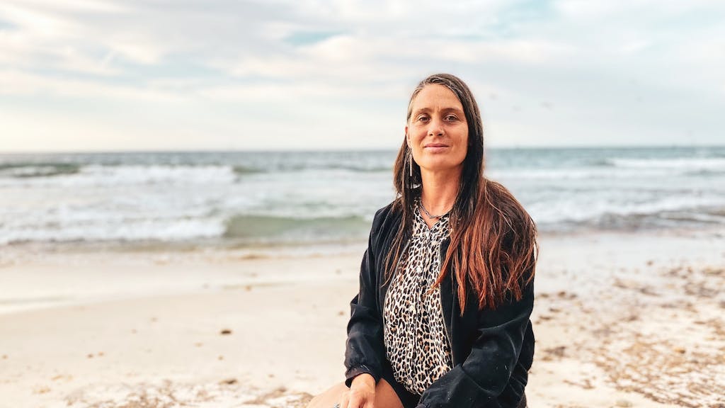 „Bauer sucht Frau International“-Kandidatin Calina aus Mexiko sitzt 2021 am Strand.<br>