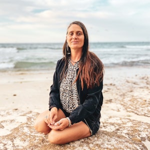 „Bauer sucht Frau International“-Kandidatin Calina aus Mexiko sitzt 2021 am Strand.