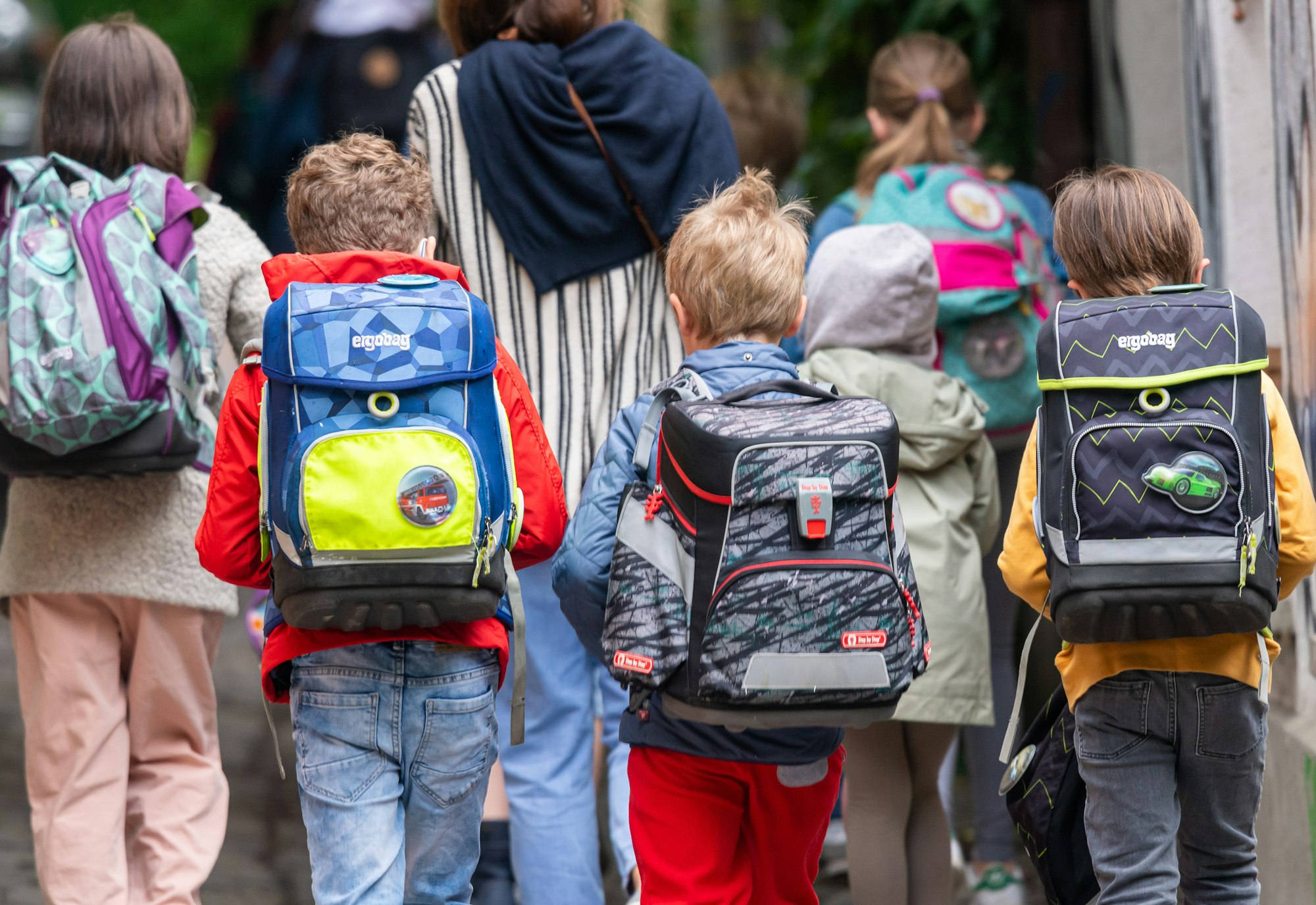 Das Bundeskartellamt in Bonn hat gegen den bekannten Schulranzen-Hersteller Fond Of eine Bußgeldstrafe verhängt. Schulkinder gehen am Montagmorgen nach denPfingstferien wieder in die Schule.