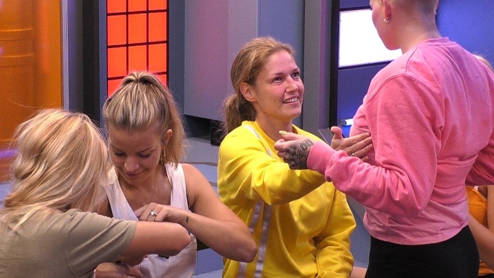 Babs Kijewski, Ina Aogo, Marie Lang und Melanie Müller (von links) untersuchen eingehend ihre jeweiligen Brustimplantate in Show 11 von „Promi Big Brother“ am 16. August.