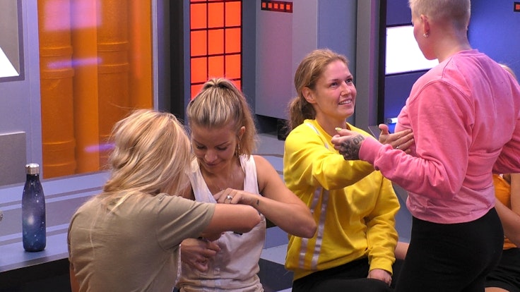 Babs Kijewski, Ina Aogo, Marie Lang und Melanie Müller (von links) untersuchen eingehend ihre jeweiligen Brustimplantate in Show 11 von „Promi Big Brother“ am 16. August.