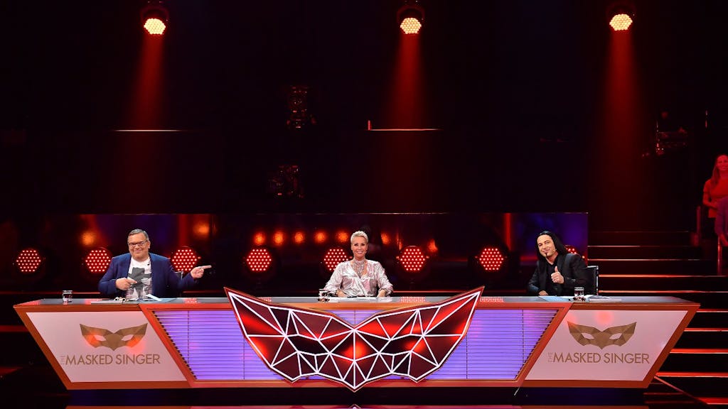 Elton (l.) sitzt als Rate-Gast neben dem Rate-Team, Sonja Zietlow und Bülent Ceylan in der vierten Folge der dritten Staffel der ProSieben-Show „The Masked Singer“.&nbsp;