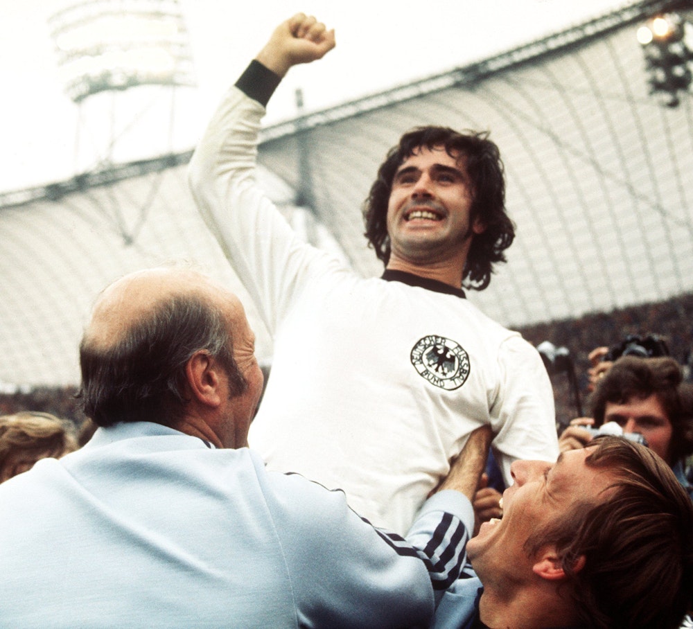 Gerd Müller jubelt am 7. Juli 1974 mit Bundestrainer Helmut Schön (l) über den Sieg im WM-Finale Deutschland gegen Niederlande bei der Fußball-WM in Deutschland.