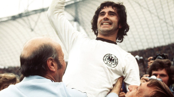 Gerd Müller jubelt am 7. Juli 1974 mit Bundestrainer Helmut Schön (l) über den Sieg im WM-Finale Deutschland gegen Niederlande bei der Fußball-WM in Deutschland.