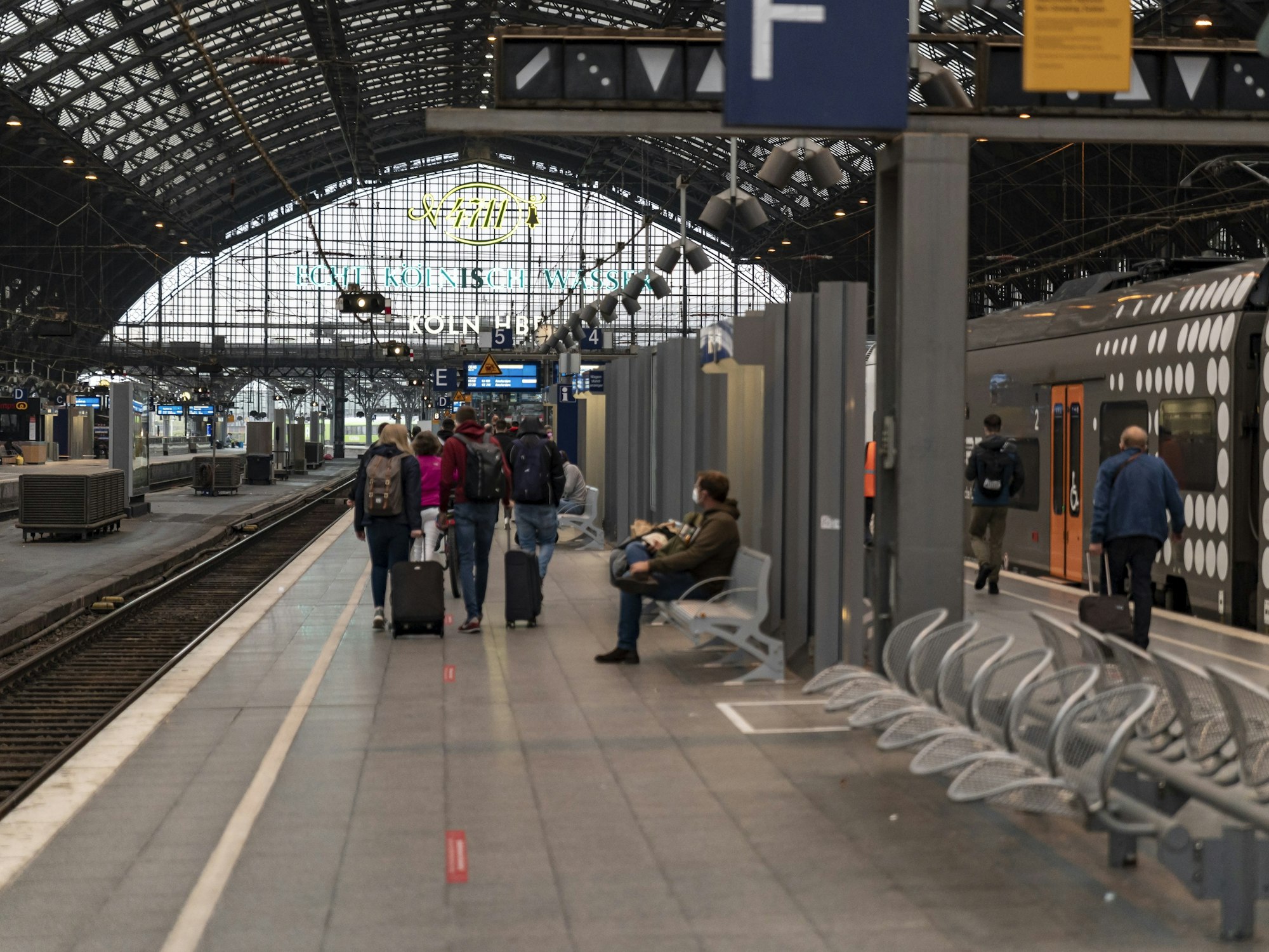 Menschen warten am Bahnsteig am Hauptbahnhof Köln auf ihren Zug. Foto von Alexander Roll, honorarfrei