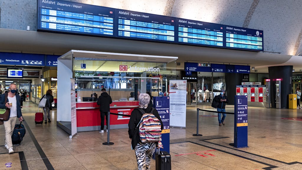 Menschen vor dem Service-Stand im Kölner Hauptbahnhof.&nbsp;