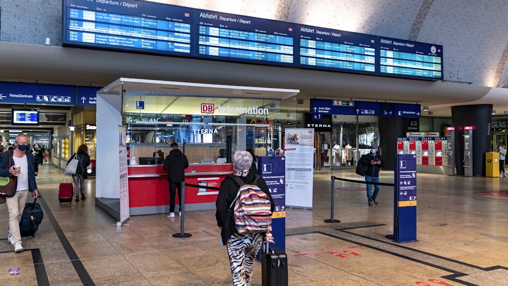 Menschen vor dem Service-Stand im Kölner Hauptbahnhof.