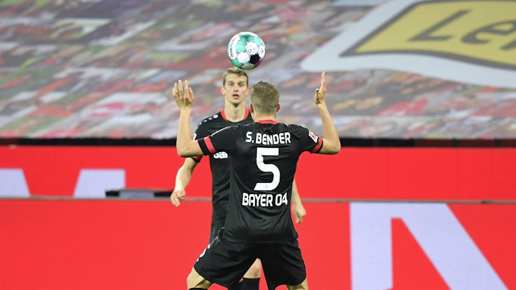 Sven Bender und Lars Bender beim Spiel Bayer 04 Leverkusen - Borussia Mönchengladbach.