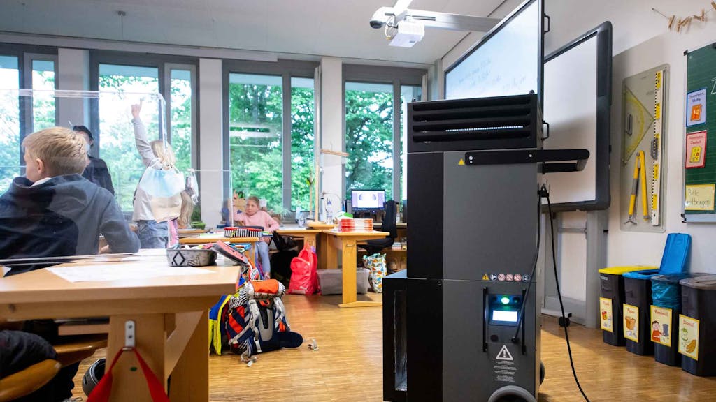 Ein Luftfiltergerät steht in einem Klassenraum an der Grundschule Neubiberg.&nbsp;