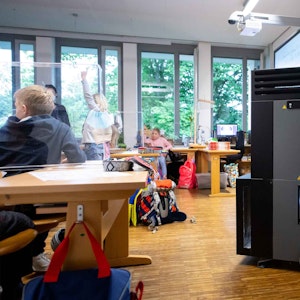 Ein Luftfiltergerät steht in einem Klassenraum an der Grundschule Neubiberg.